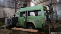 Melonjaknya pesanan membuat jumlah pekerja bengkel bertambah menjadi 70 orang yang semulanya hanya 30 orang.  
