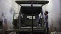 Perakitan dengan biaya Rp 290 juta biasanya untuk mobil ambulans model APV atau Grandmax. Di dalamnya dipasang peralatan seperti tabung oksigen, lemari, dan kebutuhan lainnya.  