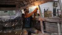 Pekerja menyelesaikan proses perakitan mobil ambulans di CV Ambulance Pintar Indonesia, Babelan, Kebupaten Bekasi, Jawa Barat, Rabu (30/9/2020).  