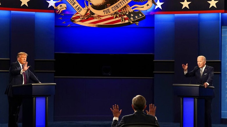 Debat Panas Donald Trump dan Joe Biden Moderator Chris Wallace of Fox News as well as President Donald Trump and Democratic candidate former Vice President Joe Biden during the first presidential debate Tuesday, Sept. 29, 2020, at Case Western University and Cleveland Clinic, in Cleveland, Ohio. (AP Photo/Patrick Semansky)
