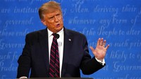 Trump terus-menerus menyela hampir setiap jawaban Biden saat membahas topik soal kandidat hakim agung, Amy Coney Barrett, yang baru saja dipilih Trump untuk menggantikan Ruth Bader Ginsburg yang tutup usia. AP Photo/Julio Cortez  