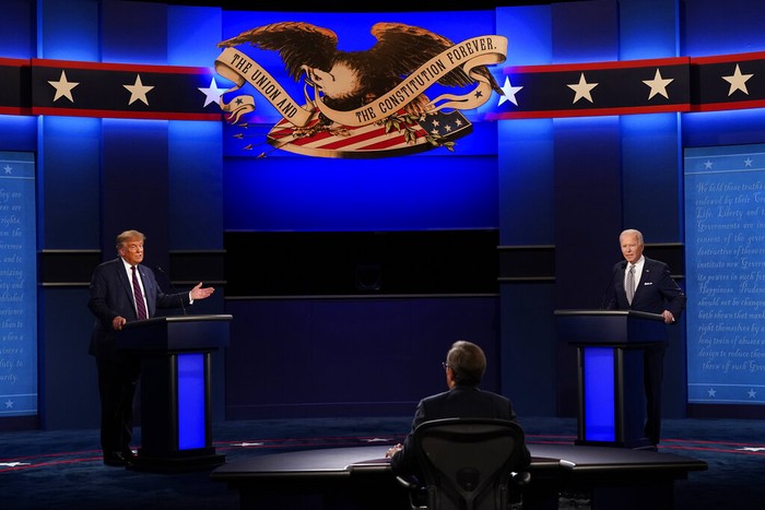 Debat Panas Donald Trump dan Joe Biden Moderator Chris Wallace of Fox News listens as President Donald Trump and Democratic candidate former Vice President Joe Biden participate in the first presidential debate Tuesday, Sept. 29, 2020, at Case Western University and Cleveland Clinic, in Cleveland, Ohio. (AP Photo/Patrick Semansky)