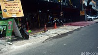Banyak para pelaku usaha yang tidak memiliki lahan parkir sehingga harus menumpang di trotoar.