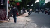 Hal itu tentu saja menggangu para pejalan kaki. Depok sebagai kota penyangga ibu kota juga perlu memikirkan fasilitas publik yang dapat memberikan hak bagi pejalan kaki.