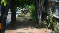 Tidak hanya di Jalan Margonda Raya, kondisi trotoar jalan di Jalan Tole Iskandar juga memprihatinkan karena digunakan sebagai tempat untuk usaha seperti tanaman hias, maupun warung makan dan juga bengkel.