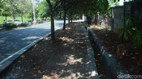 Kondisi trotoar di Jalan Tole Iskandar yang menjadi jalan utama atau protokol penghubung kota Depok dan Bogor belum maksimal dengan  fasilitas publik yang merupakan hak bagi pejalan kaki.