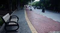 Berbeda dengan kondisi trotoar jalan yang ada di depan Universitas Indonesia yang merupakan perbatasan antara kota Jakarta dan Depok.