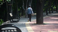 Seorang pejalan kaki bisa nyaman dan aman melintas di trotoar jalan yang ada di sekitar kawasan Universitas Indonesia.