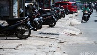 Penampakan trotoar di Jalan Margonda, Depok, Jawa Barat, yang digunakan sebagai lahan parkir.