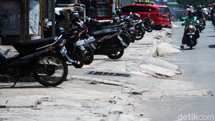 Fasilitas publik trotoar jalan seharusnya sudah menjadi agenda pemerintah kota dalam memberikan pelayanan untuk pejalan kaki yang memiliki hak terhadap tata kota