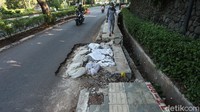 Trotoar tersebut nampak rusak imbas dari pengerjaan galian.