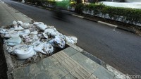 Sejak kepemimpinan Anies Baswedan, Pemprov DKI gencar merevitalisasi trotoar-trotoar di Ibu Kota.