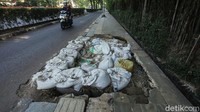 Seorang pemotor melintas di trotoar jalan Pemuda, Kebayoran Baru, Jakarta Selatan, Rabu (30/9/2020).