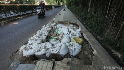 Duh, Bekas Galian Bikin Rusak Trotoar