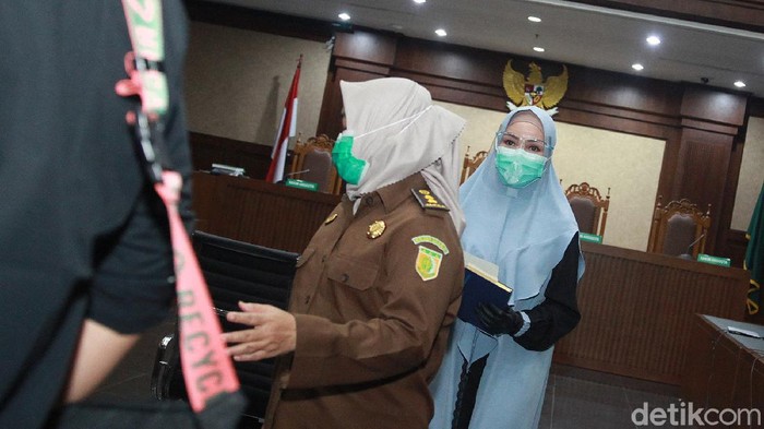 Terdakwa, jaksa Pinangki kembali menghadiri sidang kasus suap di Pengadilan Tipikor, Jakarta Pusat, Rabu (30/9/2020) dengan agenda eksepsi. Eksepsi diajukan oleh tim kuasa hukum. Sementara Pinangki tidak membuat eksepsi, hanya menulis catatan yang ia berikan kepada jurnalis usai sidang selesai.