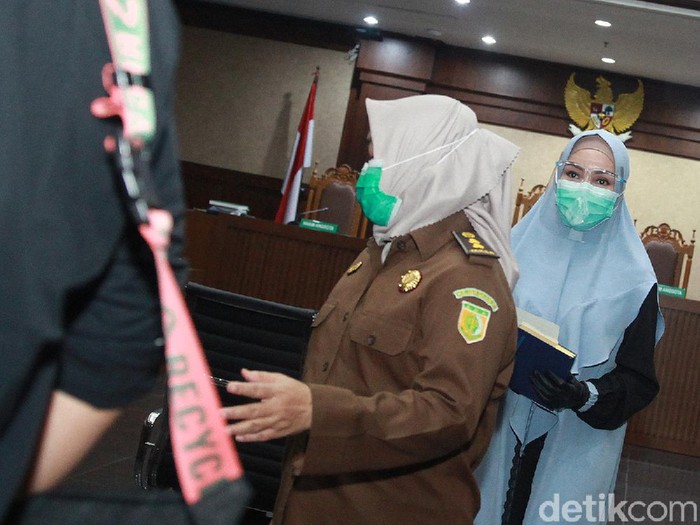 Terdakwa, jaksa Pinangki kembali menghadiri sidang kasus suap di Pengadilan Tipikor, Jakarta Pusat, Rabu (30/9/2020) dengan agenda eksepsi. Eksepsi diajukan oleh tim kuasa hukum. Sementara Pinangki tidak membuat eksepsi, hanya menulis catatan yang ia berikan kepada jurnalis usai sidang selesai.