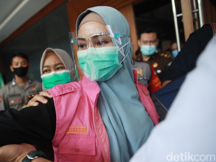 Terdakwa, jaksa Pinangki kembali menghadiri sidang kasus suap di Pengadilan Tipikor, Jakarta Pusat, Rabu (30/9/2020) dengan agenda eksepsi. Eksepsi diajukan oleh tim kuasa hukum. Sementara Pinangki tidak membuat eksepsi, hanya menulis catatan yang ia berikan kepada jurnalis usai sidang selesai.