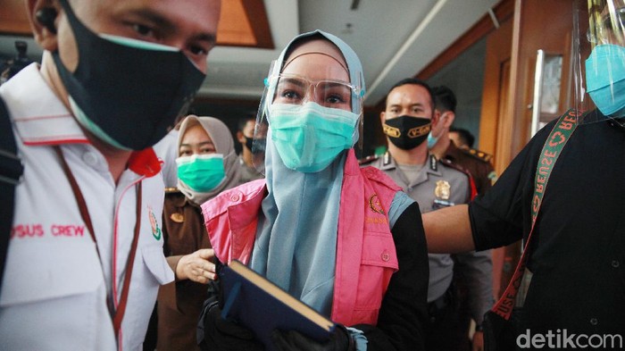 Terdakwa, jaksa Pinangki kembali menghadiri sidang kasus suap di Pengadilan Tipikor, Jakarta Pusat, Rabu (30/9/2020) dengan agenda eksepsi. Eksepsi diajukan oleh tim kuasa hukum. Sementara Pinangki tidak membuat eksepsi, hanya menulis catatan yang ia berikan kepada jurnalis usai sidang selesai.