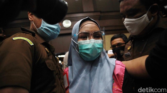 Terdakwa, jaksa Pinangki kembali menghadiri sidang kasus suap di Pengadilan Tipikor, Jakarta Pusat, Rabu (30/9/2020) dengan agenda eksepsi. Eksepsi diajukan oleh tim kuasa hukum. Sementara Pinangki tidak membuat eksepsi, hanya menulis catatan yang ia berikan kepada jurnalis usai sidang selesai.