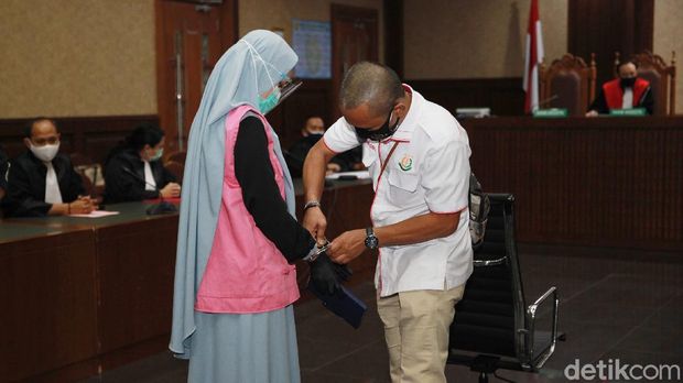 Terdakwa, jaksa Pinangki kembali menghadiri sidang kasus suap di Pengadilan Tipikor, Jakarta Pusat, Rabu (30/9/2020) dengan agenda eksepsi. Eksepsi diajukan oleh tim kuasa hukum. Sementara Pinangki tidak membuat eksepsi, hanya menulis catatan yang ia berikan kepada jurnalis usai sidang selesai.