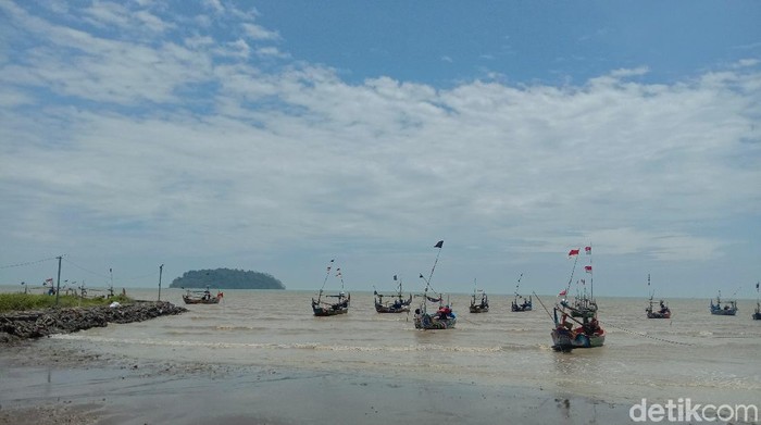 Foto foto Air  Laut  Surut  di Pantai Jepara