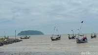Menurutnya, keterangan dari BMKG terkait air laut surut di Pantai Benteng Portugis juga tidak ada keterkaitan dengan gempa. Namun memang surut air laut di Benteng Portugis kali ini lebih ekstrem dari biasanya.