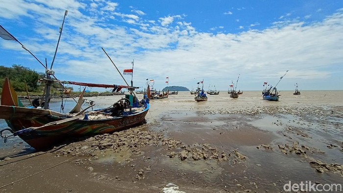Foto-foto Air Laut Surut di Pantai Jepara Video yang menunjukkan air laut surut di Pantai Benteng Portugis, Jepara, Jawa Tengah hingga memperlihatkan pasir pantai membuat heboh di media sosial.