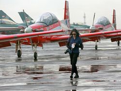 Aksi Berbahaya Fotografer Perempuan Potret Pesawat Tempur