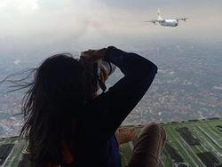 Aksi Berbahaya Fotografer Perempuan Potret Pesawat Tempur