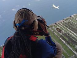 Aksi Berbahaya Fotografer Perempuan Potret Pesawat Tempur