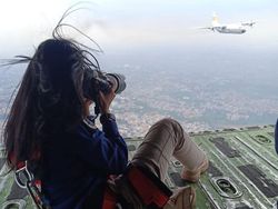 Aksi Berbahaya Fotografer Perempuan Potret Pesawat Tempur