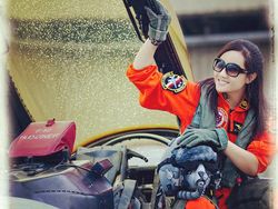 Aksi Berbahaya Fotografer Perempuan Potret Pesawat Tempur