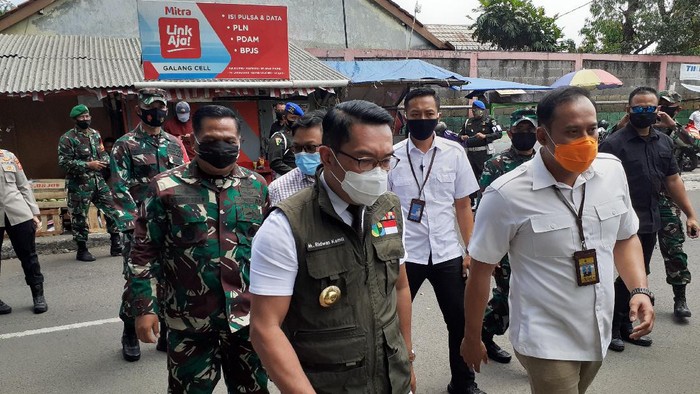 Gubernur Jabar Ridwan Kamil jalani pengambilan darah di Puskesmas Garuda.