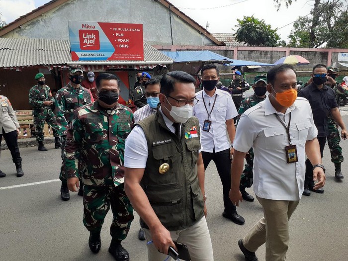 Gubernur Jabar Ridwan Kamil jalani pengambilan darah di Puskesmas Garuda.