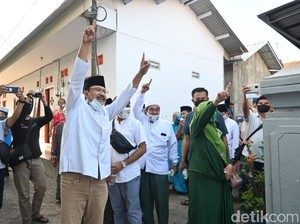 Saat Gus Ipul Keliling Kampung Bagikan Masker