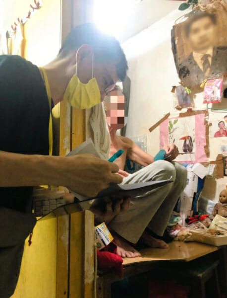 Hidup Tak Layak, Pria Ini Makan dan Tidur di Kamar Mandi Sempit