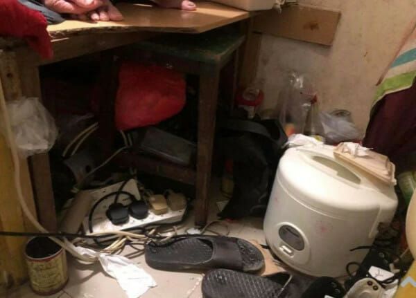 Hidup Tak Layak, Pria Ini Makan dan Tidur di Kamar Mandi Sempit