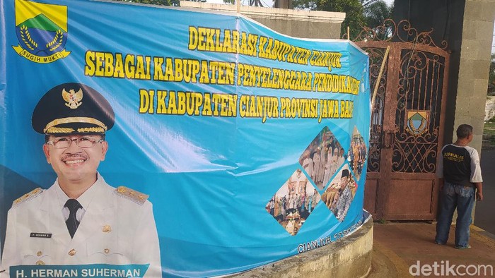 Iklan layanan masyarakat berfoto calon petahana ditertibkan