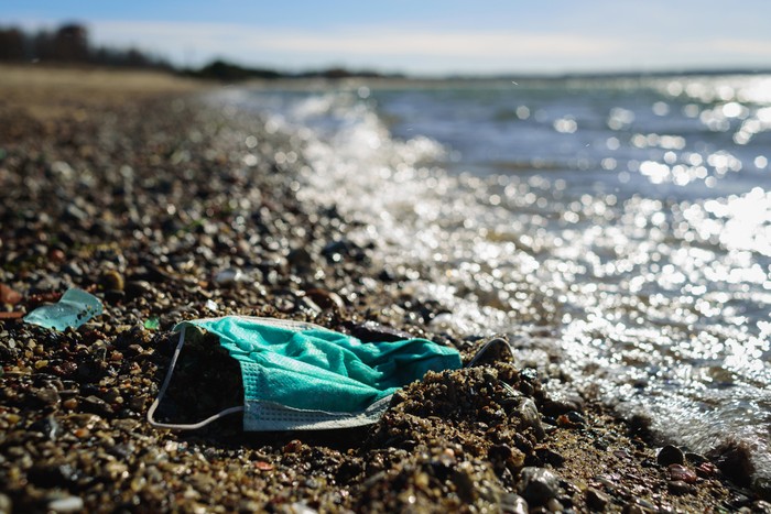 Ilustrasi sampah masker di pantai