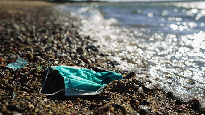 Ilustrasi sampah masker di pantai