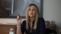 Bau mulut juga menyebabkan Alec Baldwin tidak nyaman berakting bersama Jennifer Aniston. Foto: IMDb/ Office Christmas Party (2016)