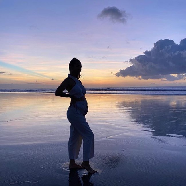 Foto siluet Jennifer Bachdim yang satu ini tampak artistik. Lagi, dia mengenakan busana serba putih berupa halter neck yang mengekspos dada dan perut hamilnya. Foto: Instagram/@jenniferbachdim