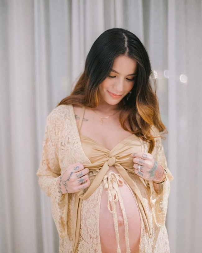 Hamil besar, Sheila Marcia Joseph memamerkan perut buncitnya dalam balutan busana seksi. Sejumlah pemotretan dilakoninya untuk mengekspresikan kebahagiaan menyambut kelahiran anak keempat. Foto: Instagram/@itssheilamj