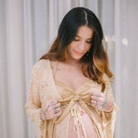 Hamil besar, Sheila Marcia Joseph memamerkan perut buncitnya dalam balutan busana seksi. Sejumlah pemotretan dilakoninya untuk mengekspresikan kebahagiaan menyambut kelahiran anak keempat. Foto: Instagram/@itssheilamj