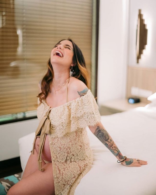 Pemotretan berikutnya dilakukan di Hotel Conrad Bali. Aktris yang kini berprofesi sebagai seniman tato ini tampil seksi mengenakan outer lace rancangan Arturro Fashion. Foto-foto kehamilannya kali ini digarap fotografer Govinda Rumi. Foto: Instagram/@itssheilamj