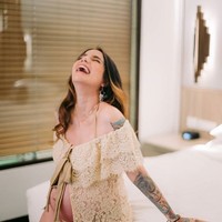 Pemotretan berikutnya dilakukan di Hotel Conrad Bali. Aktris yang kini berprofesi sebagai seniman tato ini tampil seksi mengenakan outer lace rancangan Arturro Fashion. Foto-foto kehamilannya kali ini digarap fotografer Govinda Rumi. Foto: Instagram/@itssheilamj