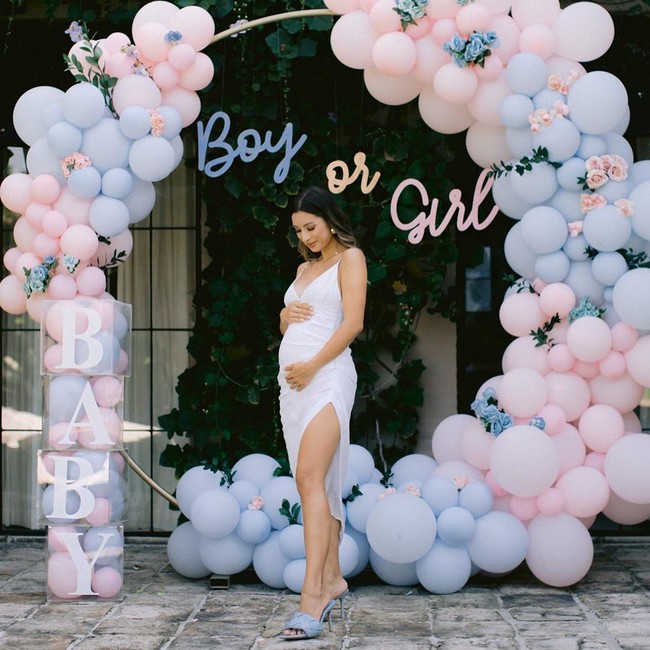 Pada 21 September 2020, Jennifer dan Irfan Bachdim menggelar acara khusus untuk mengumumkan jenis kelamin bayinya. Wanita 33 tahun ini tampil cantik berbalut high-slit dress warna putih. Foto: Instagram/@jenniferbachdim