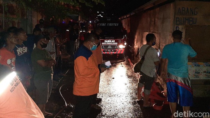 Kebakaran ruko penjual kerupuk di Pasar Baru Kota Probolinggo berlangsung sekitar satu jam mulai tengah malam tadi. Petugas sempat mengalami kesulitan saat hendak memadamkan api.