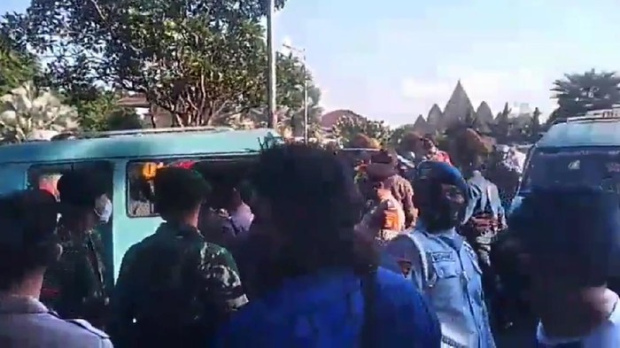 Kericuhan saat tabur bunga di TMP Kalibata