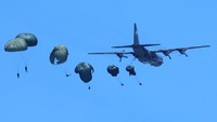 Sejumlah prajurit TNI AU terjun dari pesawat Hercules TNI AU.  